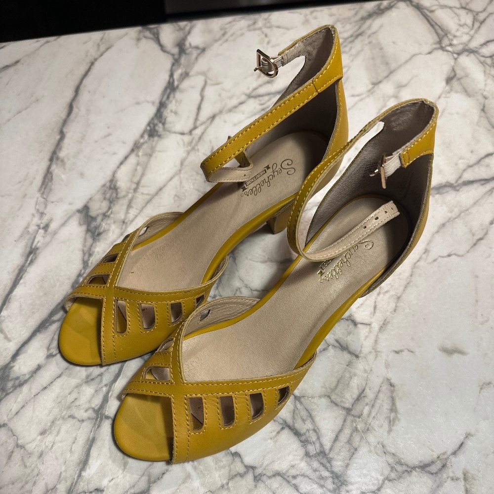 Seychelles Heritage size 8 mustard leather peep toe pump